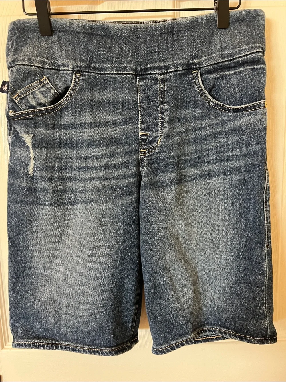 Rock & Republic Shorts Fever Pull On Denim Bermuda 10 Rx Stretchy Slimming Long